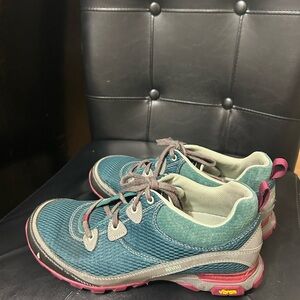 Ahnu Sugarpine By TEVA
Women's Waterproof
Vibram Trail Shoes Sz 7.5
Teal- Purple